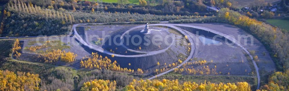 Gelsenkirchen from the bird's eye view: Blick auf die Berghalde Rheinelbe mit der 10 m hohen Himmelsleiter . Das Werk des Künstlers Herman Prigann besteht aus mächtigen Betonblöcken. View of the heap Rheinelbe with the 10 m high Sky Ladder. The work of the artist Herman Prigann is full of large concrete blocks.