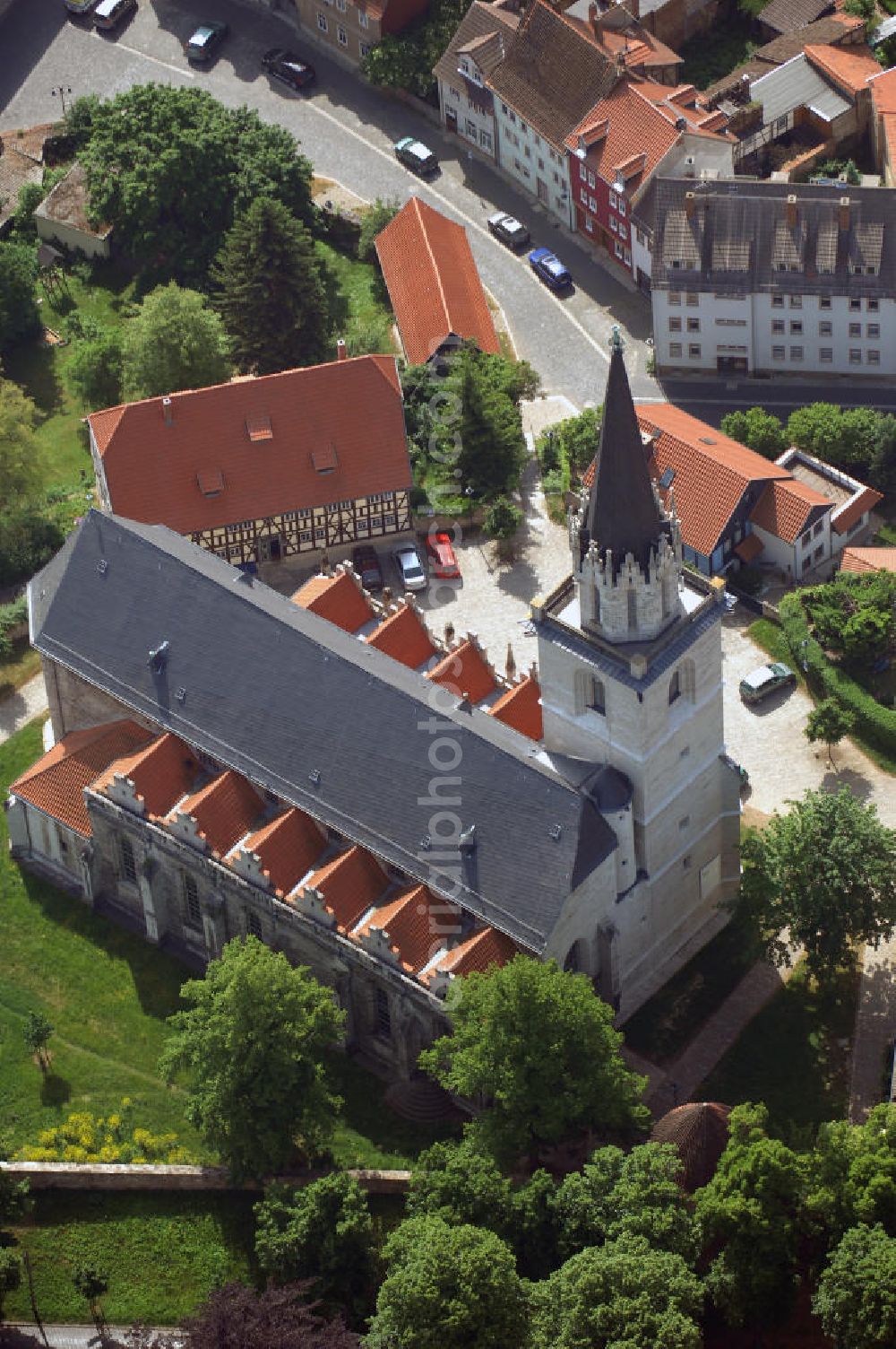 Aerial image Bad Langensalza - Blick auf die Bergkirche St. Stephani in Bad Langensalza. St. Stephani wurde erstmals 1196 als Kapelle erwähnt. Im Jahr 1394 begann der Umbau zu einem gotischen Gotteshaus. Somit ist sie die älteste Kirche in Bad Langensalza. Kontakt: Ev. Pfarramt St. Stephani, 99947 Bad Langensalza, Tel. +49(0)3603 813304; Kontakt Touristinfo: Touristeninformation, Bei der Marktkirche 11, 99947 Bad Langensalza, Tel. +49(0)3603 83442 4, Fax +49(0)3603 83442 1, Email: gaesteinfo@thueringen-kur.de