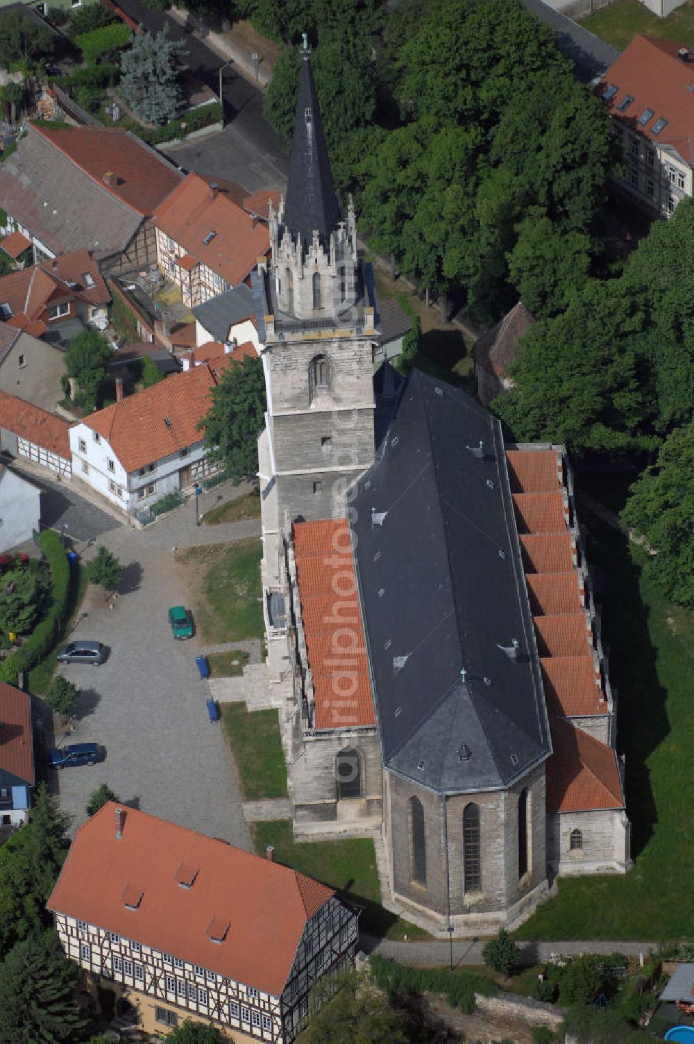 Aerial photograph Bad Langensalza - Blick auf die Bergkirche St. Stephani in Bad Langensalza. St. Stephani wurde erstmals 1196 als Kapelle erwähnt. Im Jahr 1394 begann der Umbau zu einem gotischen Gotteshaus. Somit ist sie die älteste Kirche in Bad Langensalza. Kontakt: Ev. Pfarramt St. Stephani, 99947 Bad Langensalza, Tel. +49(0)3603 813304; Kontakt Touristinfo: Touristeninformation, Bei der Marktkirche 11, 99947 Bad Langensalza, Tel. +49(0)3603 83442 4, Fax +49(0)3603 83442 1, Email: gaesteinfo@thueringen-kur.de