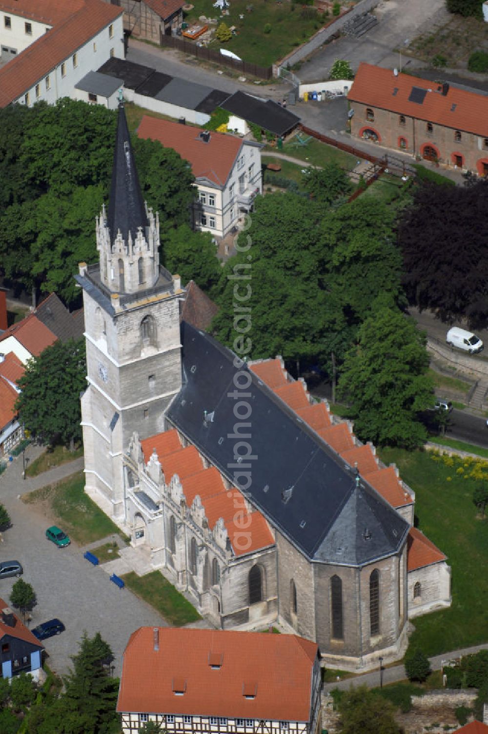 Bad Langensalza from above - Blick auf die Bergkirche St. Stephani in Bad Langensalza. St. Stephani wurde erstmals 1196 als Kapelle erwähnt. Im Jahr 1394 begann der Umbau zu einem gotischen Gotteshaus. Somit ist sie die älteste Kirche in Bad Langensalza. Kontakt: Ev. Pfarramt St. Stephani, 99947 Bad Langensalza, Tel. +49(0)3603 813304; Kontakt Touristinfo: Touristeninformation, Bei der Marktkirche 11, 99947 Bad Langensalza, Tel. +49(0)3603 83442 4, Fax +49(0)3603 83442 1, Email: gaesteinfo@thueringen-kur.de