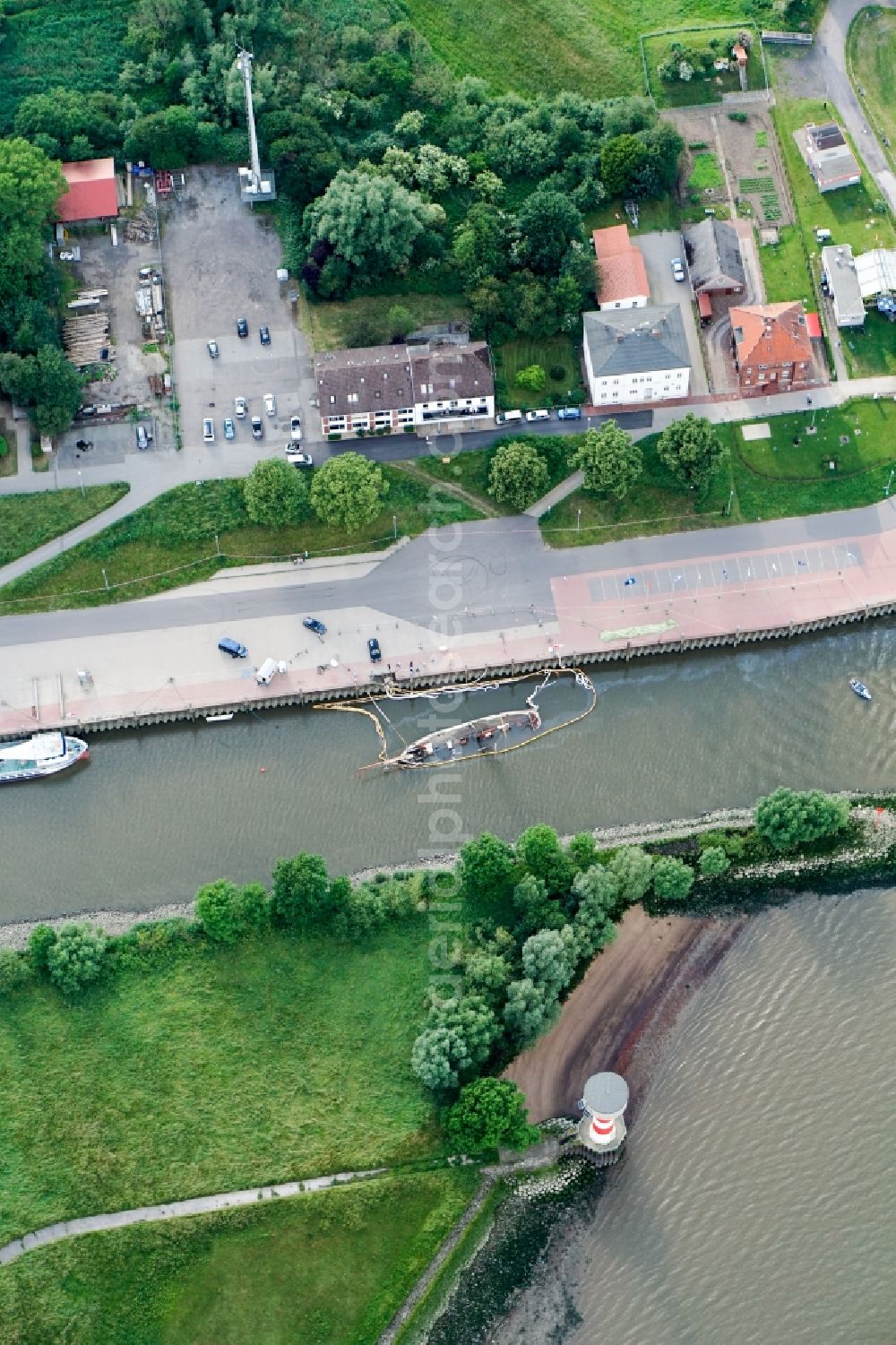 Stade from the bird's eye view: Salvage processing on ship - wreck of the historic two-master, the sunken pilot schooner No 5 Elbe in Stade in the state Lower Saxony, Germany