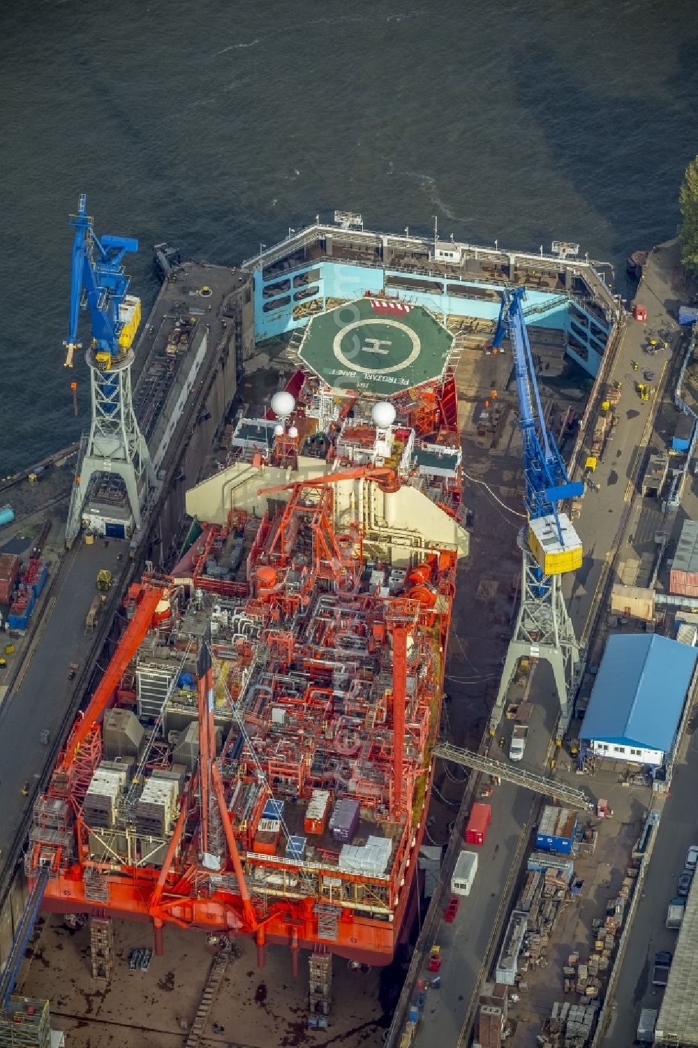 Aerial photograph Hamburg - View of overhaul and maintenance work on the research vessel Petrojarl Banff in dry dock of Blohm and Voss Dock Elbe in Hamburg. The dry dock Elbe 17 is one of the largest dry dock in Europe. It is located on the grounds of the Blohm + Voss shipyard in Hamburg harbor