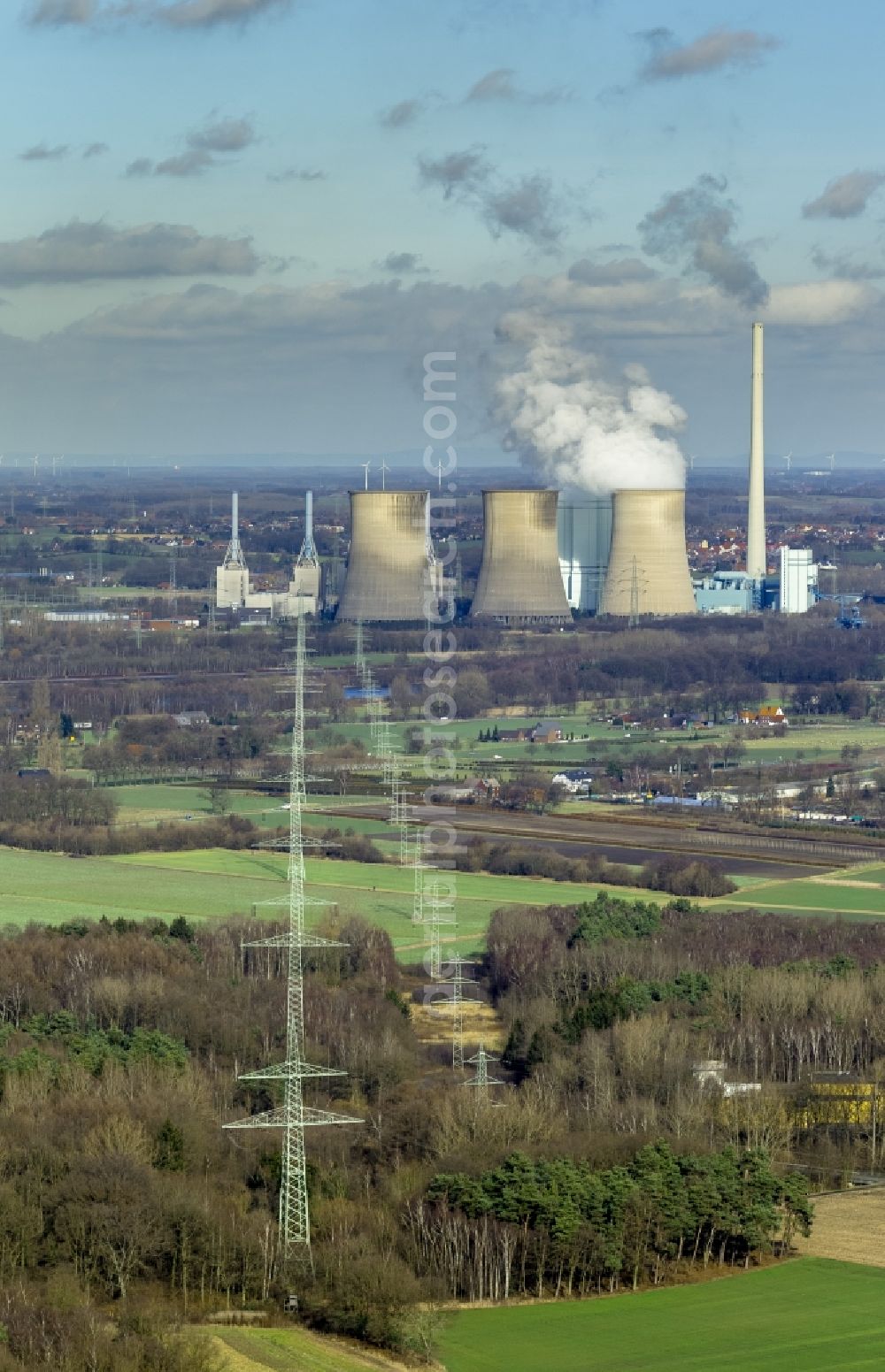 Aerial photograph Werne OT Stockum - Power lines an overland route - high-voltage line in front of the coal power plant in the district of Stockum Gersteinwerk of Werne, North Rhine-Westphalia