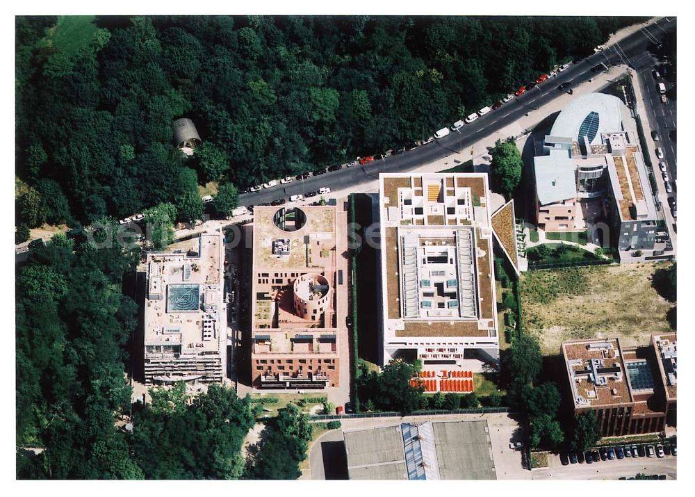 Berlin - Tiergarten from above - Österreichische Botschaft, Landesvertretung Baden-Würtemberg, Indische Botschaft, Neuerbaute Botschaft der Republik Südafrika an der Tiergartenstraße 17A, 18 in Berlin Tiergarten. Ein Projekt der Firma FÜSSLER GmbH & Co (Weinbrennerstraße 18 in 76135 Karlsruhe, Tel.: 0721-85004133) BERLIN 01.07.2003