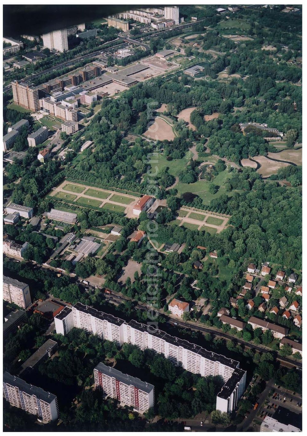 Berlin Lichtenberg from above - 30.05.2004 Berlin Lichtenberg, Blick auf die Gebäude der Franz-Mett-Straße 6,8,10, 10135 Berlin, der PRIMA Wohnbau Gesellschaft, PRIMA Wohnbauten Privatisierungs-Managemant GmbH Lichtenberg, Kurfürstendamm 32, 10719 Berlin, Tel.: 212497-0, Fax.: 2110170,