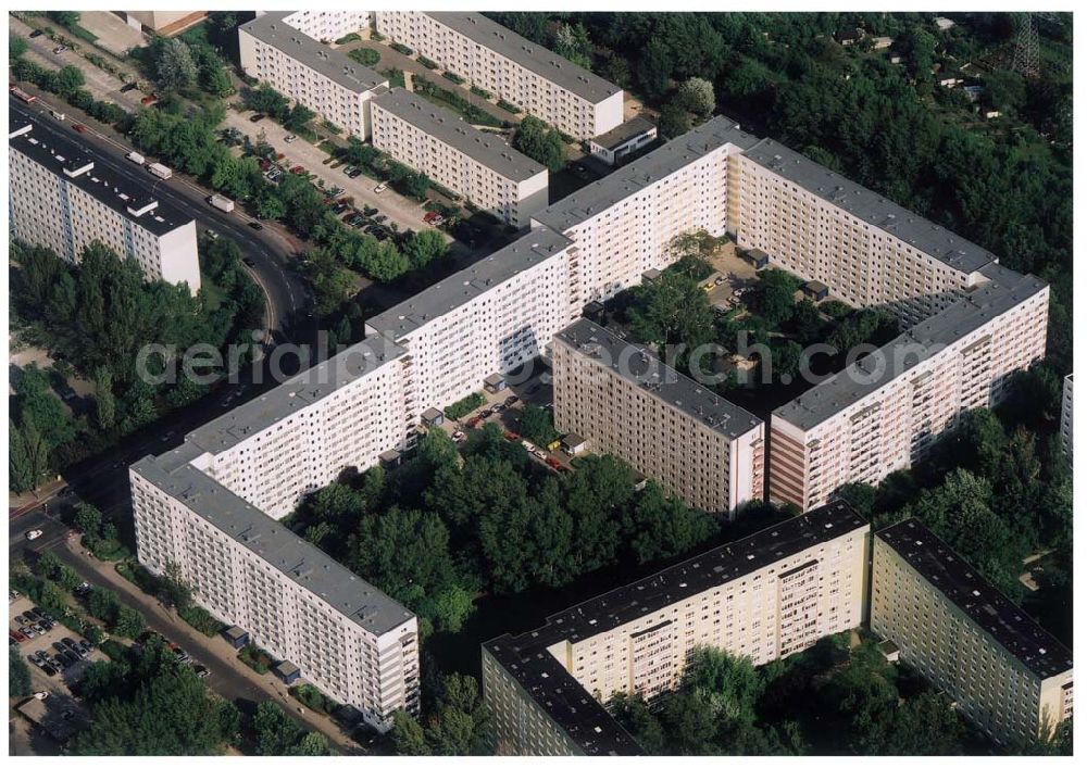 Berlin Lichtenberg from the bird's eye view: 30.05.2004 Berlin Lichtenberg, Blick auf die Gebäude der Mellenseestr. 42-62, PRIMA Wohnbauten Privatisierungs-Managemant GmbH Lichtenberg, Kurfürstendamm 32, 10719 Berlin, Tel.: 212497-0, Fax.: 2110170,