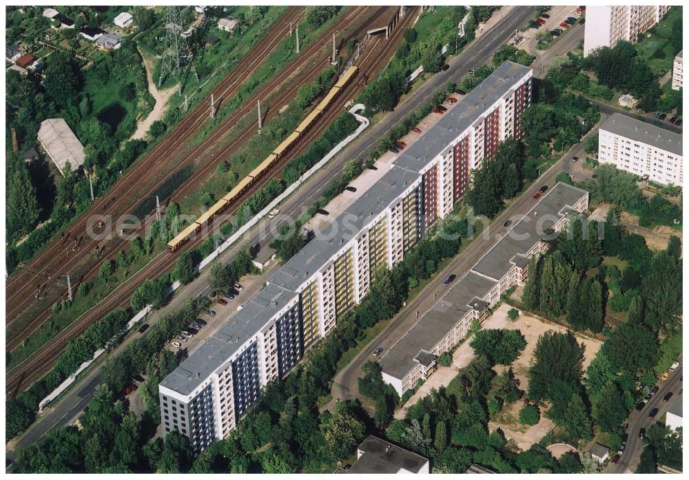 Aerial image Berlin Lichtenberg - 30.05.2004 Berlin Lichtenberg, Blick auf die Gebäude der Gensinger Straße 2-22, 10135 Berlin der PRIMA Wohnbau Gesellschaft, PRIMA Wohnbauten Privatisierungs-Managemant GmbH Lichtenberg, Kurfürstendamm 32, 10719 Berlin, Tel.: 212497-0, Fax.: 2110170,