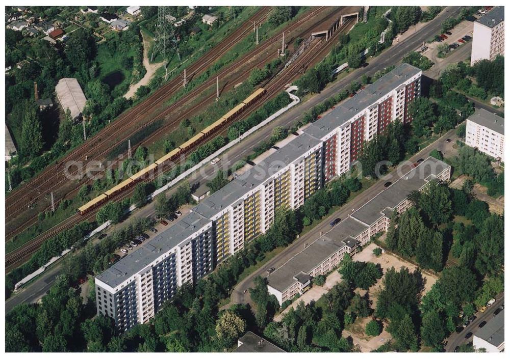 Aerial photograph Berlin Lichtenberg - 30.05.2004 Berlin Lichtenberg, Blick auf die Gebäude der Gensinger Straße 2-22, 10135 Berlin der PRIMA Wohnbau Gesellschaft, PRIMA Wohnbauten Privatisierungs-Managemant GmbH Lichtenberg, Kurfürstendamm 32, 10719 Berlin, Tel.: 212497-0, Fax.: 2110170,