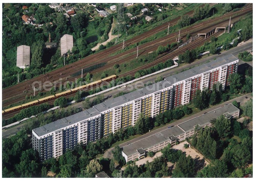 Berlin Lichtenberg from above - 30.05.2004 Berlin Lichtenberg, Blick auf die Gebäude der Gensinger Straße 2-22, 10135 Berlin der PRIMA Wohnbau Gesellschaft, PRIMA Wohnbauten Privatisierungs-Managemant GmbH Lichtenberg, Kurfürstendamm 32, 10719 Berlin, Tel.: 212497-0, Fax.: 2110170,