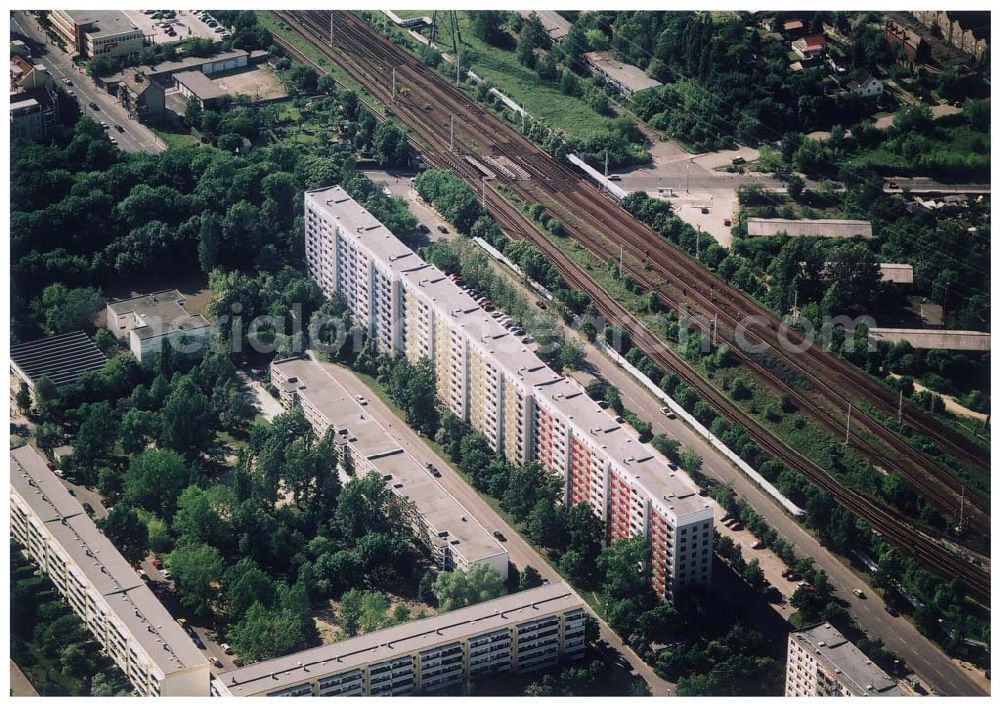 Berlin Lichtenberg from the bird's eye view: 30.05.2004 Berlin Lichtenberg, Blick auf die Gebäude der Gensinger Straße 2-22, 10135 Berlin der PRIMA Wohnbau Gesellschaft, PRIMA Wohnbauten Privatisierungs-Managemant GmbH Lichtenberg, Kurfürstendamm 32, 10719 Berlin, Tel.: 212497-0, Fax.: 2110170,