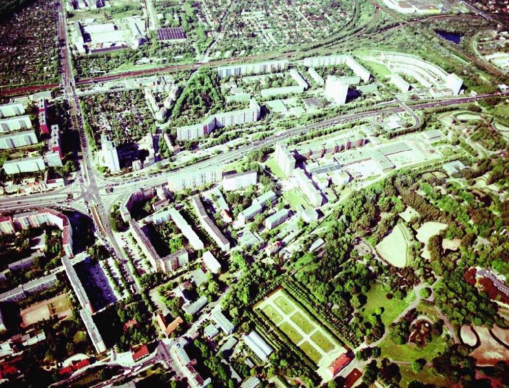 Aerial image Berlin Lichtenberg - 31.05.2004 Berlin Lichtenberg, Blick auf die Gebäude der Köpitzer Straße 1-11, 10135 Berlin, der PRIMA Wohnbau Gesellschaft, PRIMA Wohnbauten Privatisierungs-Managemant GmbH Lichtenberg, Kurfürstendamm 32, 10719 Berlin, Tel.: 212497-0, Fax.: 2110170,