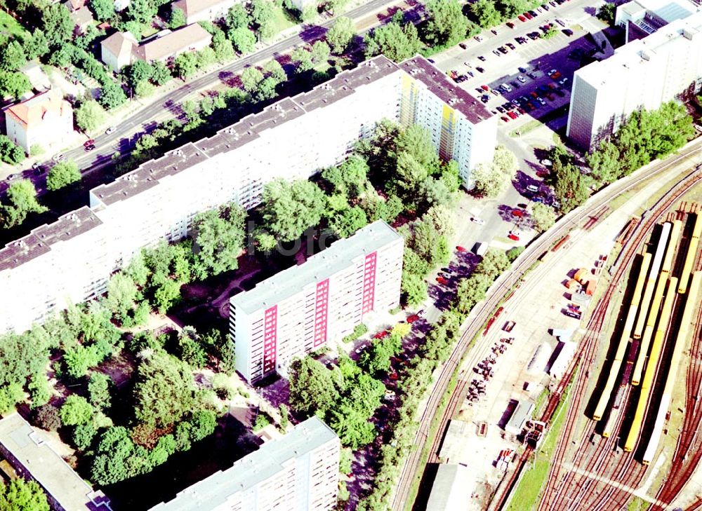 Aerial photograph Berlin Lichtenberg - 31.05.2004 Berlin Lichtenberg, Blick auf die Gebäude der Franz-Mett-Straße 6,8,10, 10135 Berlin, der PRIMA Wohnbau Gesellschaft, PRIMA Wohnbauten Privatisierungs-Managemant GmbH Lichtenberg, Kurfürstendamm 32, 10719 Berlin, Tel.: 212497-0, Fax.: 2110170,