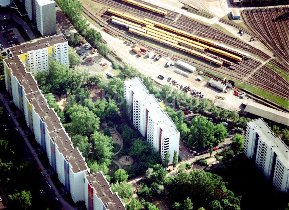 Aerial photograph Berlin Lichtenberg - 31.05.2004 Berlin Lichtenberg, Blick auf die Gebäude der Franz-Mett-Straße 6,8,10, 10135 Berlin, der PRIMA Wohnbau Gesellschaft, PRIMA Wohnbauten Privatisierungs-Managemant GmbH Lichtenberg, Kurfürstendamm 32, 10719 Berlin, Tel.: 212497-0, Fax.: 2110170,