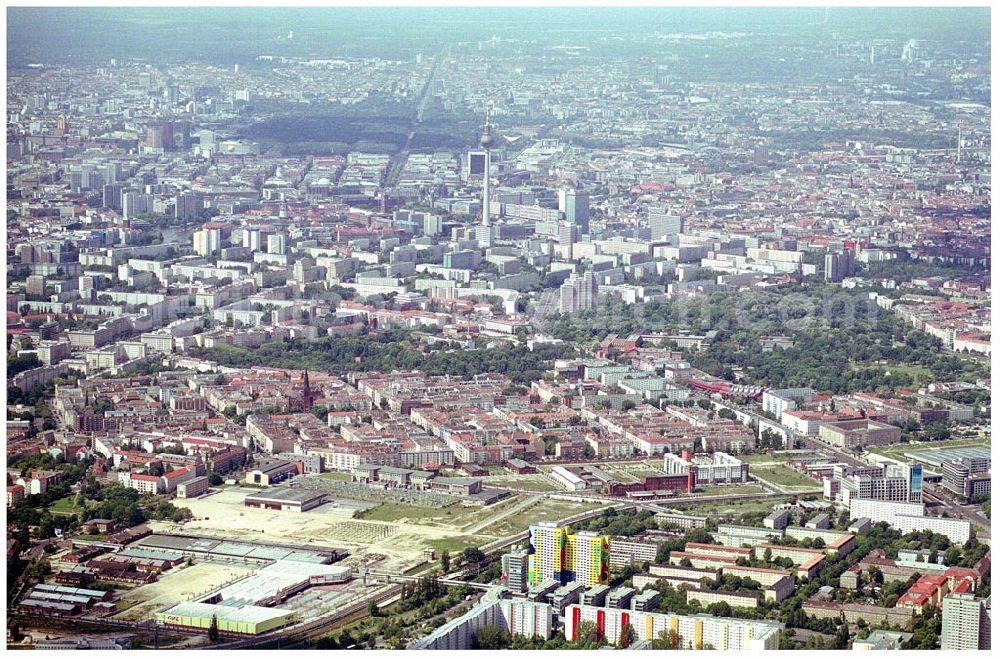 Berlin Lichtenberg / Mitte from above - 31.05.2004 Berlin mit Fernsehturm im Hintergrund, Umgebung Mitte, Tiergarten, Friedrichshain, Prenzlauerberg, Blick auf die Gebäude der Rudolf-Seiffert-Straße 6-24, 10369 Berlin, der PRIMA Wohnbau Gesellschaft, PRIMA Wohnbauten Privatisierungs-Managemant GmbH Lichtenberg, Kurfürstendamm 32, 10719 Berlin, Tel.: 212497-0, Fax.: 2110170,