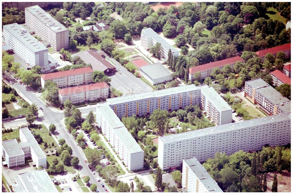 Berlin Lichtenberg from above - 31.05.2004 Berlin Lichtenberg, Blick auf die Gebäude der Josef-Orlopp-Straße 15a-e,17-31, Vulkanstraße 50-57, 10367 Berlin, der PRIMA Wohnbau Gesellschaft, PRIMA Wohnbauten Privatisierungs-Managemant GmbH Lichtenberg, Kurfürstendamm 32, 10719 Berlin, Tel.: 212497-0, Fax.: 2110170,