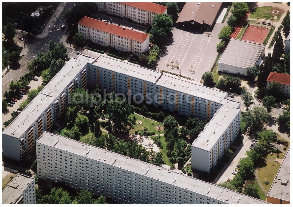 Berlin Lichtenberg from the bird's eye view: 31.05.2004 Berlin Lichtenberg, Blick auf die Gebäude der Josef-Orlopp-Straße 15a-e,17-31, 10367 Berlin, der PRIMA Wohnbau Gesellschaft, PRIMA Wohnbauten Privatisierungs-Managemant GmbH Lichtenberg, Kurfürstendamm 32, 10719 Berlin, Tel.: 212497-0, Fax.: 2110170,