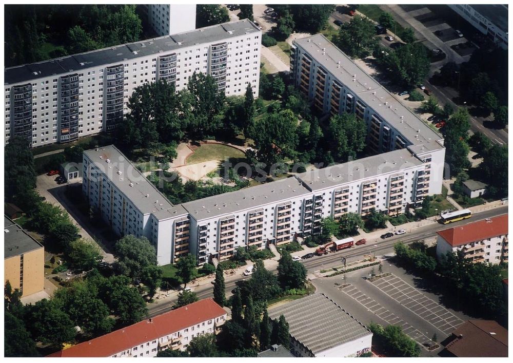 Aerial photograph Berlin Lichtenberg - 31.05.2004 Berlin Lichtenberg, Blick auf die Gebäude der Josef-Orlopp-Straße 15a-e,17-31, 10367 Berlin, der PRIMA Wohnbau Gesellschaft, PRIMA Wohnbauten Privatisierungs-Managemant GmbH Lichtenberg, Kurfürstendamm 32, 10719 Berlin, Tel.: 212497-0, Fax.: 2110170,