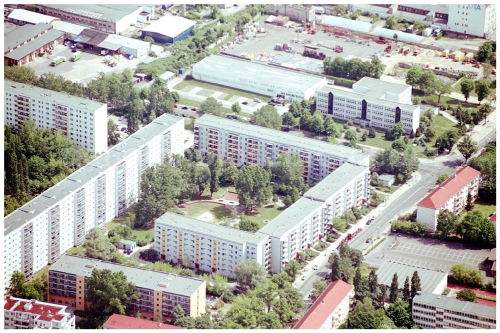 Berlin Lichtenberg from above - 31.05.2004 Berlin Lichtenberg, Blick auf die Gebäude der Josef-Orlopp-Straße 15a-e,17-31, Vulkanstraße 50-57, 10367 Berlin, der PRIMA Wohnbau Gesellschaft, PRIMA Wohnbauten Privatisierungs-Managemant GmbH Lichtenberg, Kurfürstendamm 32, 10719 Berlin, Tel.: 212497-0, Fax.: 2110170,