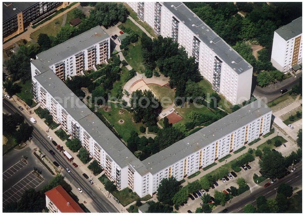 Aerial image Berlin Lichtenberg - 31.05.2004 Berlin Lichtenberg, Blick auf die Gebäude der Josef-Orlopp-Straße 15a-e,17-31, 10367 Berlin, der PRIMA Wohnbau Gesellschaft, PRIMA Wohnbauten Privatisierungs-Managemant GmbH Lichtenberg, Kurfürstendamm 32, 10719 Berlin, Tel.: 212497-0, Fax.: 2110170,