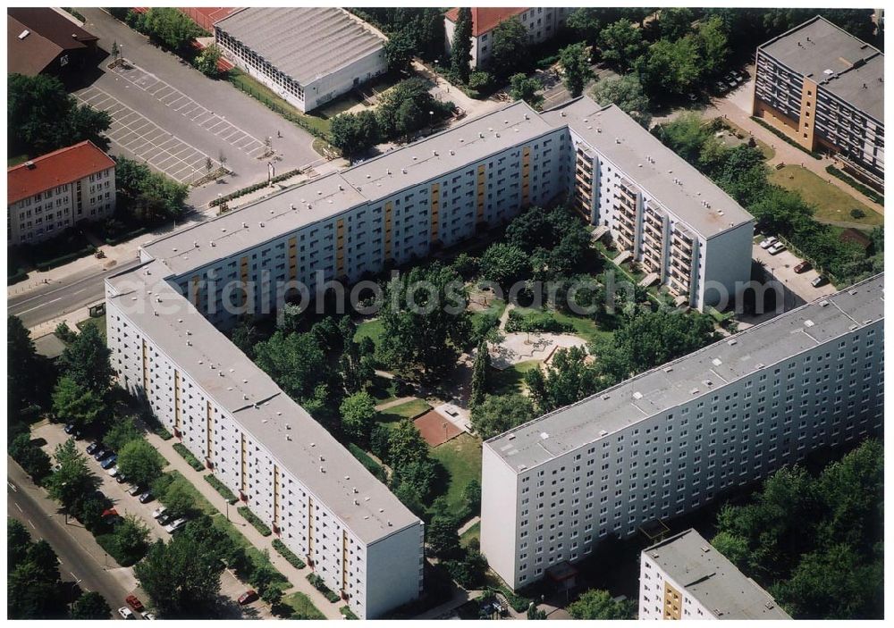 Berlin Lichtenberg from above - 31.05.2004 Berlin Lichtenberg, Blick auf die Gebäude der Josef-Orlopp-Straße 15a-e,17-31, 10367 Berlin, der PRIMA Wohnbau Gesellschaft, PRIMA Wohnbauten Privatisierungs-Managemant GmbH Lichtenberg, Kurfürstendamm 32, 10719 Berlin, Tel.: 212497-0, Fax.: 2110170,