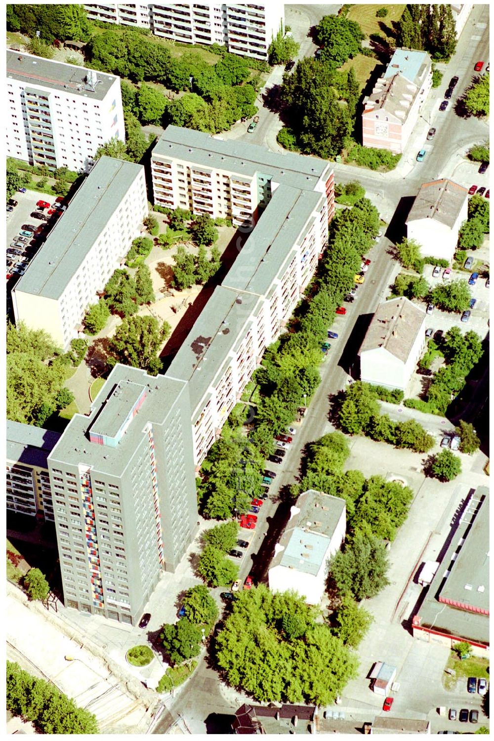 Berlin Lichtenberg from above - 31.05.2004 Berlin Lichtenberg, Blick auf die Gebäude der Robert-Uhrig-Straße 8-18, Paul-Gesche-Straße 13-15, Ribbecker Straße 1,1a.3,5, 10315 Berlin, der PRIMA Wohnbau Gesellschaft, PRIMA Wohnbauten Privatisierungs-Managemant GmbH Lichtenberg, Kurfürstendamm 32, 10719 Berlin, Tel.: 212497-0, Fax.: 2110170,