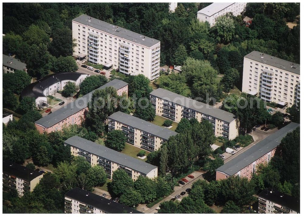 Berlin Lichtenberg from above - 31.05.2004 Berlin Lichtenberg, Blick auf die Gebäude der Moldaustraße 14-20/ 20-30, 10319 Berlin, PRIMA Wohnbauten Privatisierungs-Managemant GmbH Lichtenberg, Kurfürstendamm 32, 10719 Berlin, Tel.: 212497-0, Fax.: 2110170,