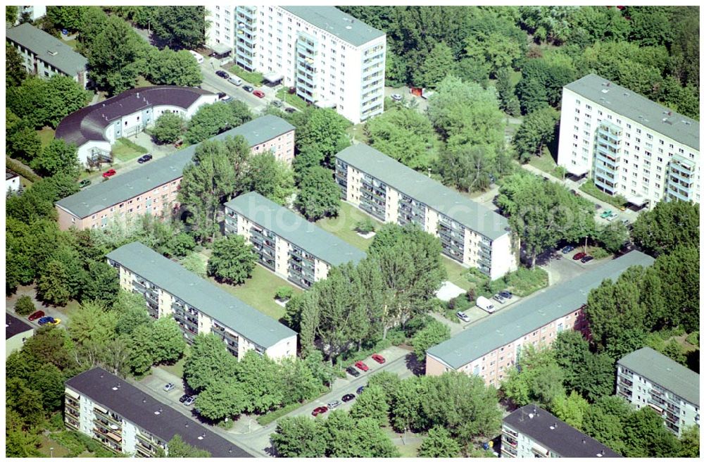 Berlin Lichtenberg from the bird's eye view: 31.05.2004 Berlin Lichtenberg, Blick auf die Gebäude der Moldaustraße 14-20/ 20-30, 10319 Berlin, PRIMA Wohnbauten Privatisierungs-Managemant GmbH Lichtenberg, Kurfürstendamm 32, 10719 Berlin, Tel.: 212497-0, Fax.: 2110170,