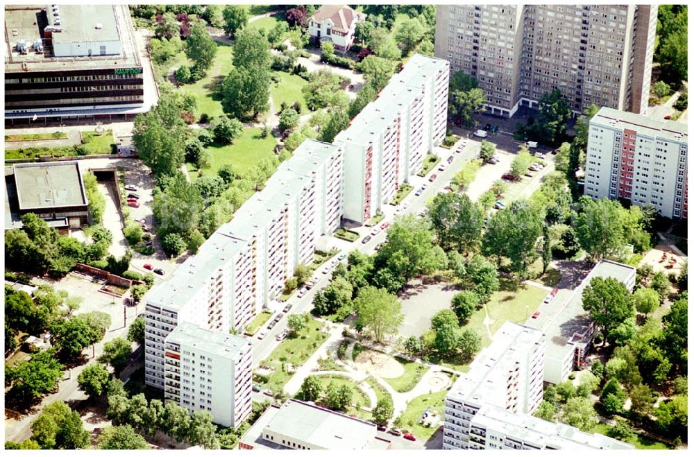 Aerial image Berlin Lichtenberg - 31.05.2004 Berlin Lichtenberg, Blick auf die Gebäude der Rudolf-Seifert-Straße 6-24, 10369 Berlin, der PRIMA Wohnbau Gesellschaft, PRIMA Wohnbauten Privatisierungs-Managemant GmbH Lichtenberg, Kurfürstendamm 32, 10719 Berlin, Tel.: 212497-0, Fax.: 2110170,