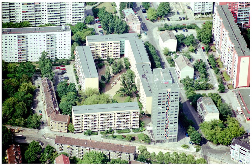 30.05.2004 from above - 30.05.2004 Berlin Lichtenberg, Blick auf die Gebäude der Robert-Uhrig-Straße 8-18, Paul-Gesche-Straße 13-15, Ribbecker Straße 1,1a.3,5, 10315 Berlin, der PRIMA Wohnbau Gesellschaft, PRIMA Wohnbauten Privatisierungs-Managemant GmbH Lichtenberg, Kurfürstendamm 32, 10719 Berlin, Tel.: 212497-0, Fax.: 2110170,