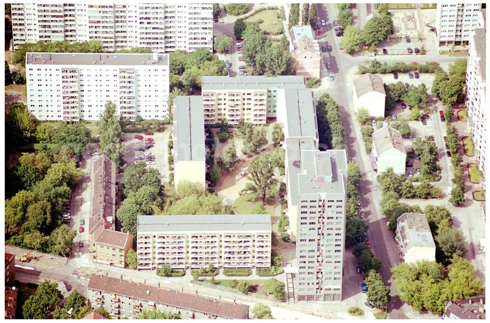 30.05.2004 from the bird's eye view: 30.05.2004 Berlin Lichtenberg, Blick auf die Gebäude der Robert-Uhrig-Straße 8-18, Paul-Gesche-Straße 13-15, Ribbecker Straße 1,1a.3,5, 10315 Berlin, der PRIMA Wohnbau Gesellschaft, PRIMA Wohnbauten Privatisierungs-Managemant GmbH Lichtenberg, Kurfürstendamm 32, 10719 Berlin, Tel.: 212497-0, Fax.: 2110170,