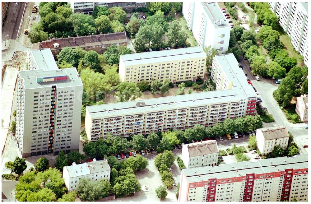 Aerial image 30.05.2004 - 30.05.2004 Berlin Lichtenberg, Blick auf die Gebäude der Robert-Uhrig-Straße 8-18, Paul-Gesche-Straße 13-15, Ribbecker Straße 1,1a.3,5, 10315 Berlin, der PRIMA Wohnbau Gesellschaft, PRIMA Wohnbauten Privatisierungs-Managemant GmbH Lichtenberg, Kurfürstendamm 32, 10719 Berlin, Tel.: 212497-0, Fax.: 2110170,