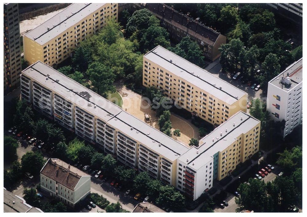 30.05.2004 from above - 30.05.2004 Berlin Lichtenberg, Blick auf die Gebäude der Robert-Uhrig-Straße 8-18, Paul-Gesche-Straße 13-15, Ribbecker Straße 1,1a.3,5, 10315 Berlin, der PRIMA Wohnbau Gesellschaft, PRIMA Wohnbauten Privatisierungs-Managemant GmbH Lichtenberg, Kurfürstendamm 32, 10719 Berlin, Tel.: 212497-0, Fax.: 2110170,