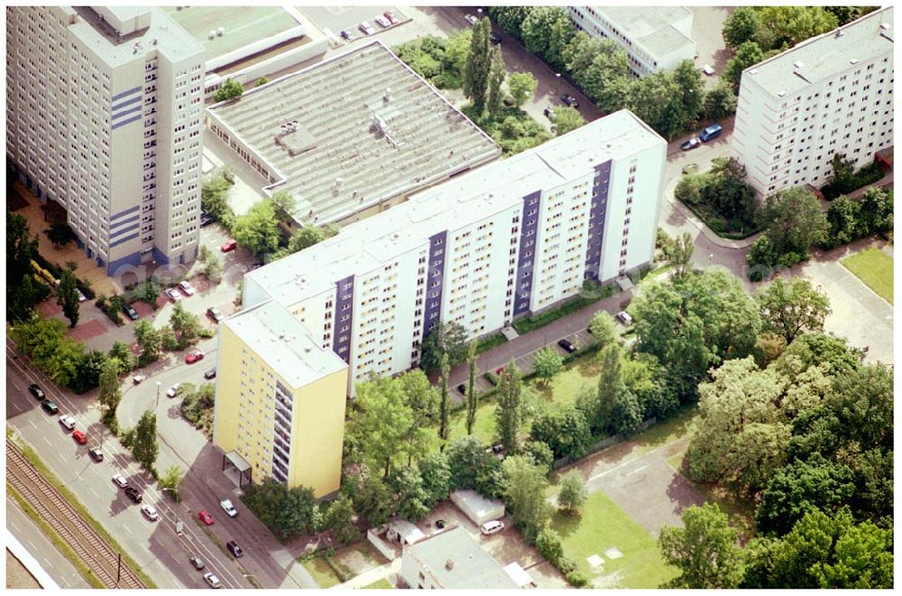 Aerial image Berlin Lichtenberg - 30.05.2004 Berlin Lichtenberg, Blick auf die Gebäude der Möllendorfstraße 69-73, 10367 Berlin, der PRIMA Wohnbau Gesellschaft, PRIMA Wohnbauten Privatisierungs-Managemant GmbH Lichtenberg, Kurfürstendamm 32, 10719 Berlin, Tel.: 212497-0, Fax.: 2110170,