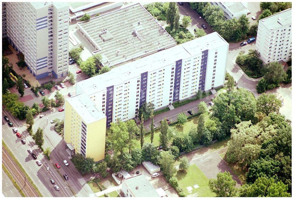 Aerial photograph Berlin Lichtenberg - 30.05.2004 Berlin Lichtenberg, Blick auf die Gebäude der Möllendorfstraße 69-73, 10367 Berlin, der PRIMA Wohnbau Gesellschaft, PRIMA Wohnbauten Privatisierungs-Managemant GmbH Lichtenberg, Kurfürstendamm 32, 10719 Berlin, Tel.: 212497-0, Fax.: 2110170,