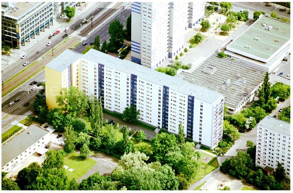 Aerial image Berlin Lichtenberg - 30.05.2004 Berlin Lichtenberg, Blick auf die Gebäude der Möllendorfstraße 69-73, 10367 Berlin, der PRIMA Wohnbau Gesellschaft, PRIMA Wohnbauten Privatisierungs-Managemant GmbH Lichtenberg, Kurfürstendamm 32, 10719 Berlin, Tel.: 212497-0, Fax.: 2110170,