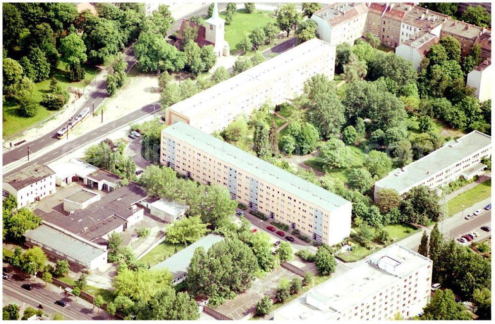 Aerial photograph Berlin Lichtenberg - 30.05.2004 Berlin Lichtenberg, Blick auf die Gebäude der Möllendorfstraße 76-79a, 10367 Berlin, der PRIMA Wohnbau Gesellschaft, PRIMA Wohnbauten Privatisierungs-Managemant GmbH Lichtenberg, Kurfürstendamm 32, 10719 Berlin, Tel.: 212497-0, Fax.: 2110170,