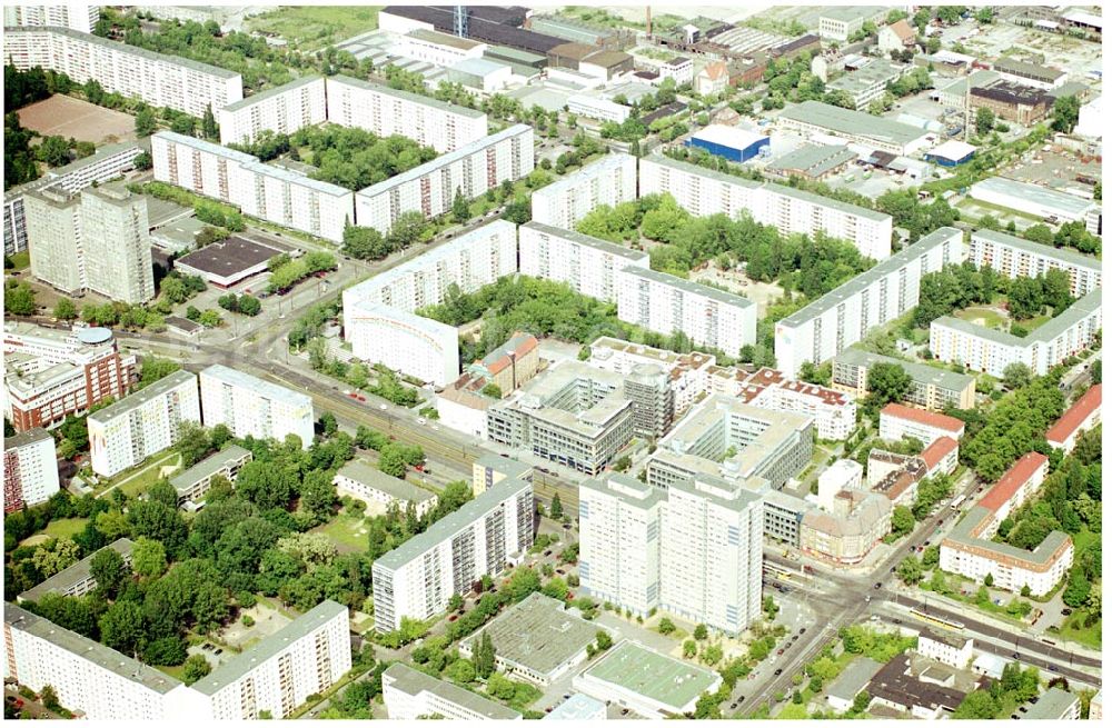 Aerial image Berlin Lichtenberg - 30.05.2004 Berlin Lichtenberg, Blick auf die Gebäude der Möllendorfstraße 69-73, 10367 Berlin, der PRIMA Wohnbau Gesellschaft, PRIMA Wohnbauten Privatisierungs-Managemant GmbH Lichtenberg, Kurfürstendamm 32, 10719 Berlin, Tel.: 212497-0, Fax.: 2110170,