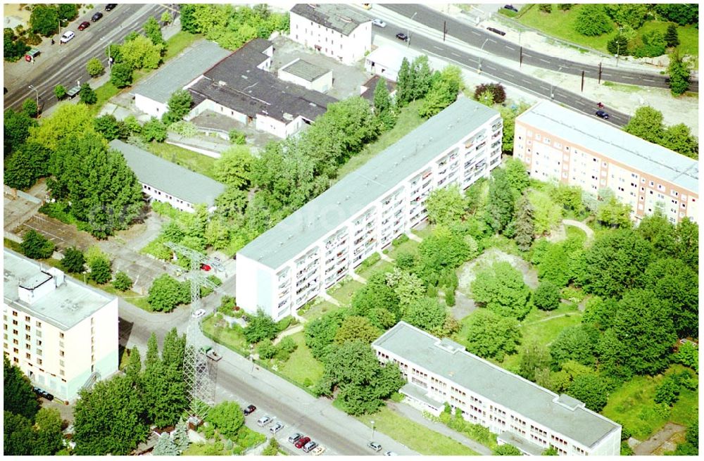 Aerial photograph Berlin Lichtenberg - 30.05.2004 Berlin Lichtenberg, Blick auf die Gebäude der Möllendorfstraße 76-79a, 10367 Berlin, der PRIMA Wohnbau Gesellschaft, PRIMA Wohnbauten Privatisierungs-Managemant GmbH Lichtenberg, Kurfürstendamm 32, 10719 Berlin, Tel.: 212497-0, Fax.: 2110170,