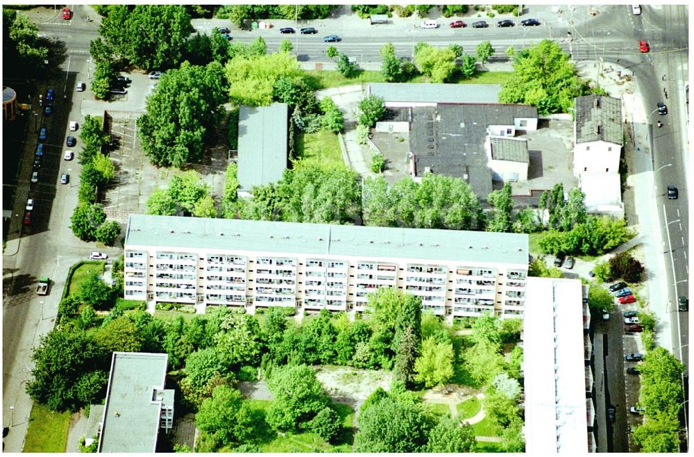 Berlin Lichtenberg from above - 30.05.2004 Berlin Lichtenberg, Blick auf die Gebäude der Möllendorfstraße 76-79a, 10367 Berlin, der PRIMA Wohnbau Gesellschaft, PRIMA Wohnbauten Privatisierungs-Managemant GmbH Lichtenberg, Kurfürstendamm 32, 10719 Berlin, Tel.: 212497-0, Fax.: 2110170,