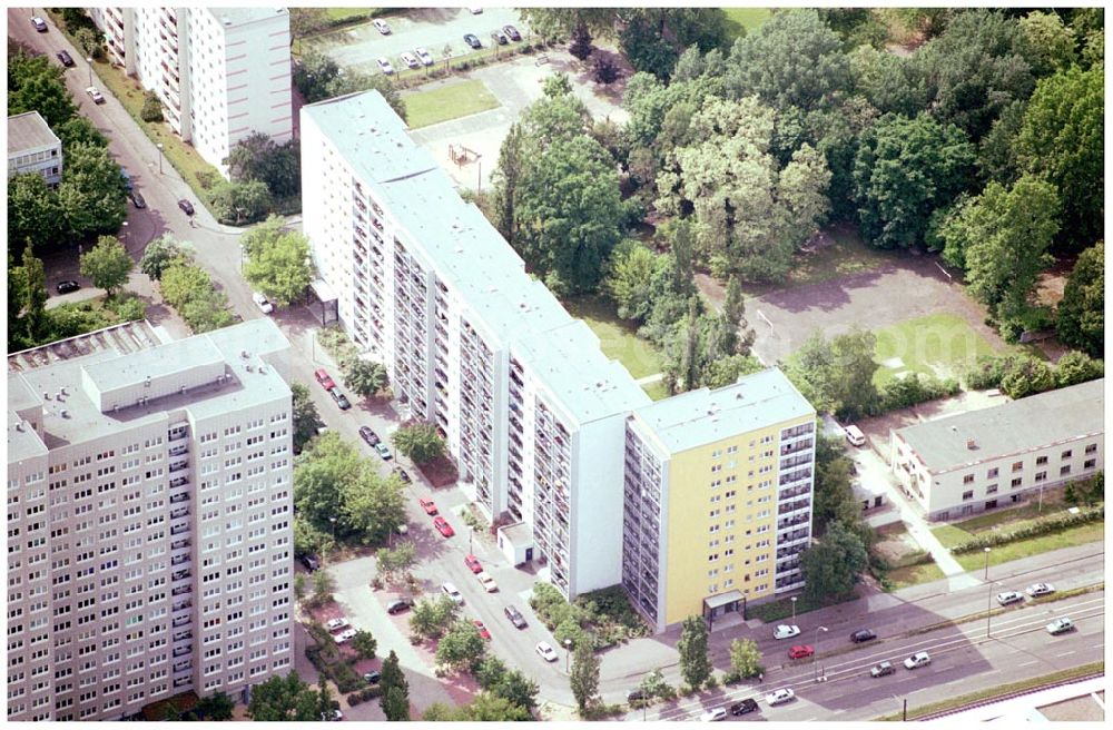 Aerial photograph Berlin Lichtenberg - 30.05.2004 Berlin Lichtenberg, Blick auf die Gebäude der Möllendorfstraße 69-73, 10367 Berlin, der PRIMA Wohnbau Gesellschaft, PRIMA Wohnbauten Privatisierungs-Managemant GmbH Lichtenberg, Kurfürstendamm 32, 10719 Berlin, Tel.: 212497-0, Fax.: 2110170,