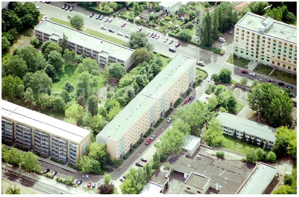 Berlin Lichtenberg from above - 30.05.2004 Berlin Lichtenberg, Blick auf die Gebäude der Möllendorfstraße 76-79a, 10367 Berlin, der PRIMA Wohnbau Gesellschaft, PRIMA Wohnbauten Privatisierungs-Managemant GmbH Lichtenberg, Kurfürstendamm 32, 10719 Berlin, Tel.: 212497-0, Fax.: 2110170,