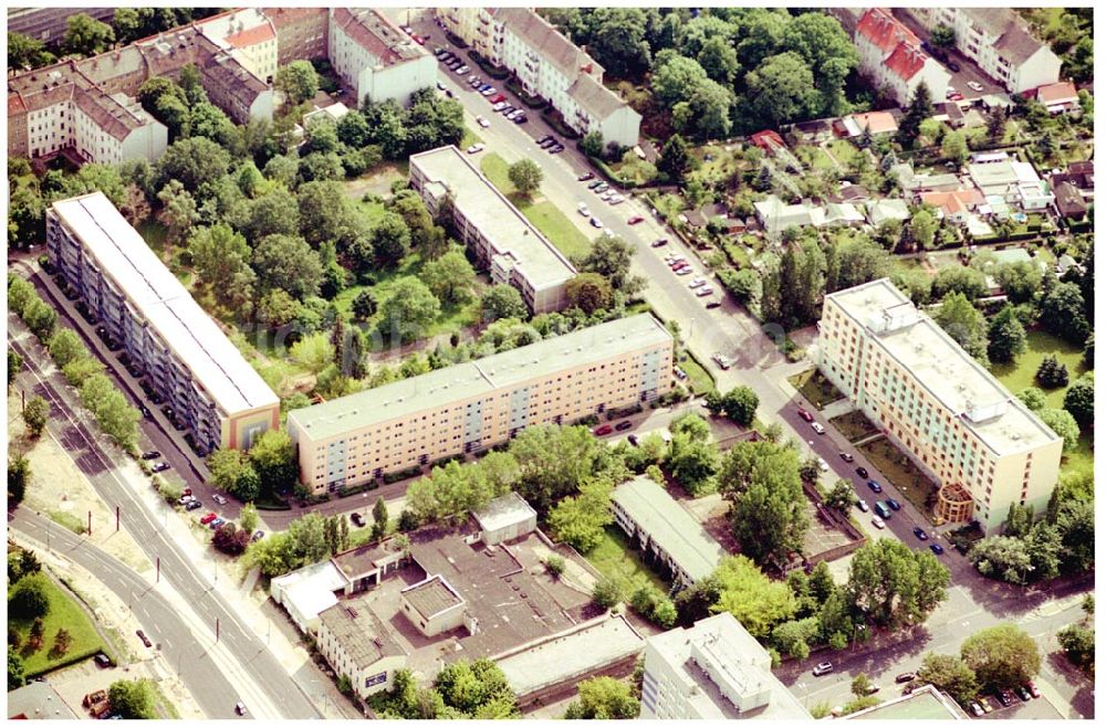 Aerial image Berlin Lichtenberg - 30.05.2004 Berlin Lichtenberg, Blick auf die Gebäude der Möllendorfstraße 76-79a, 10367 Berlin, der PRIMA Wohnbau Gesellschaft, PRIMA Wohnbauten Privatisierungs-Managemant GmbH Lichtenberg, Kurfürstendamm 32, 10719 Berlin, Tel.: 212497-0, Fax.: 2110170,