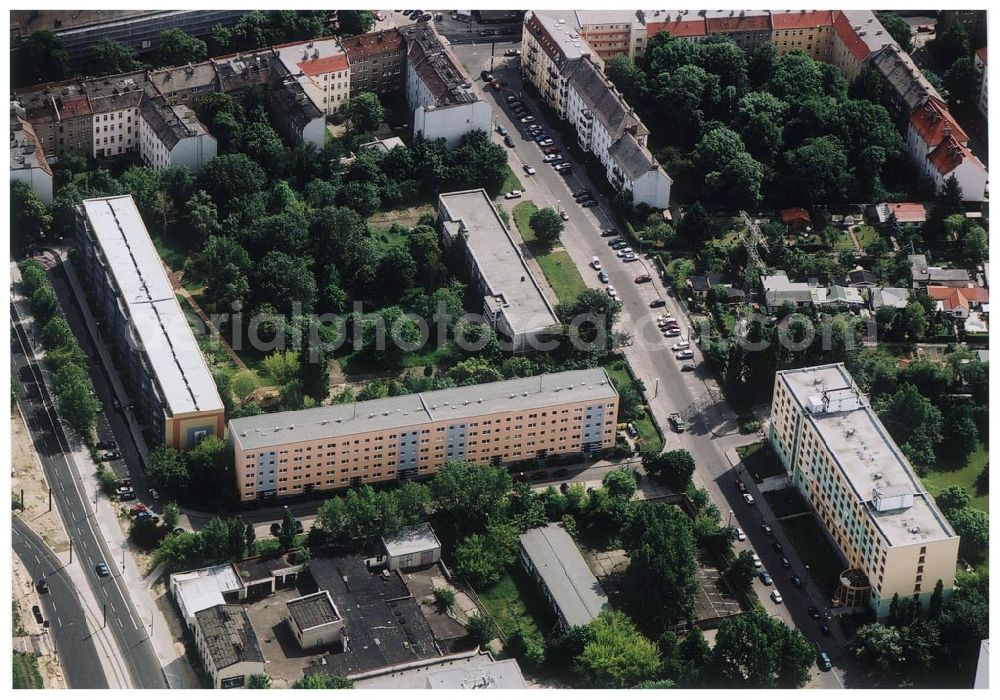 Aerial photograph Berlin Lichtenberg - 30.05.2004 Berlin Lichtenberg, Blick auf die Gebäude der Möllendorfstraße 76-79a, 10367 Berlin, der PRIMA Wohnbau Gesellschaft, PRIMA Wohnbauten Privatisierungs-Managemant GmbH Lichtenberg, Kurfürstendamm 32, 10719 Berlin, Tel.: 212497-0, Fax.: 2110170,