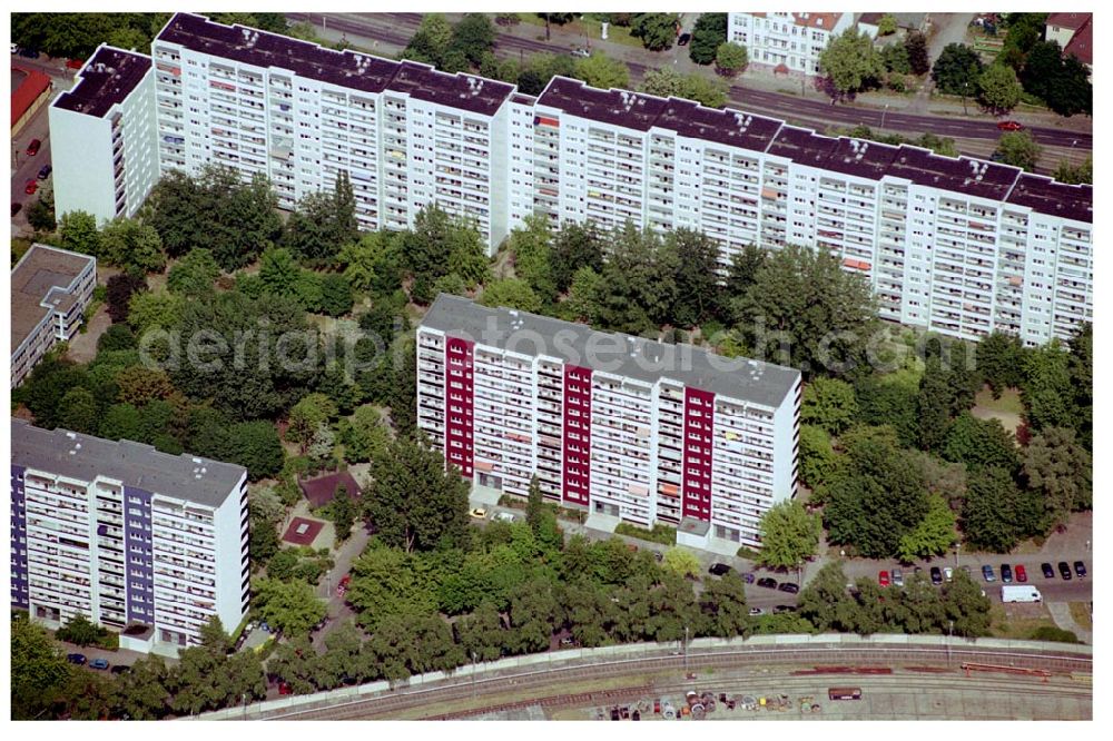 Berlin Lichtenberg from above - 31.05.2004 Berlin Lichtenberg, Blick auf die Gebäude der Franz-Mett-Straße 6,8,10, 10135 Berlin, der PRIMA Wohnbau Gesellschaft, PRIMA Wohnbauten Privatisierungs-Managemant GmbH Lichtenberg, Kurfürstendamm 32, 10719 Berlin, Tel.: 212497-0, Fax.: 2110170,