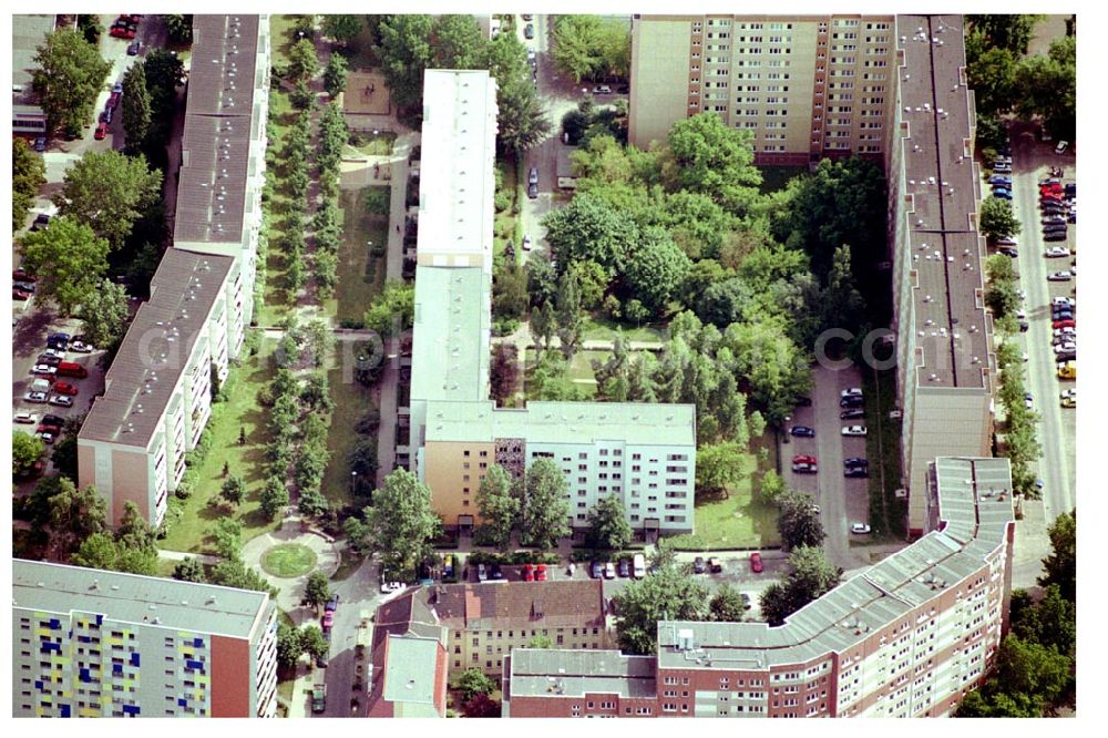 Berlin Lichtenberg from the bird's eye view: 30.05.2004 Berlin Lichtenberg, Blick auf die Gebäude der Köpitzer Strasse in 10315 Berlin, PRIMA Wohnbauten Privatisierungs-Managemant GmbH Lichtenberg, Kurfürstendamm 32, 10719 Berlin, Tel.: 212497-0, Fax.: 2110170,