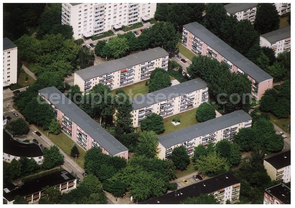 Aerial photograph Berlin Lichtenberg - 30.05.2004 Berlin Lichtenberg, Blick auf die Gebäude der Moldaustraße 14-20/ 20-30, 10319 Berlin, der PRIMA Wohnbau Gesellschaft, PRIMA Wohnbauten Privatisierungs-Managemant GmbH Lichtenberg, Kurfürstendamm 32, 10719 Berlin, Tel.: 212497-0, Fax.: 2110170,