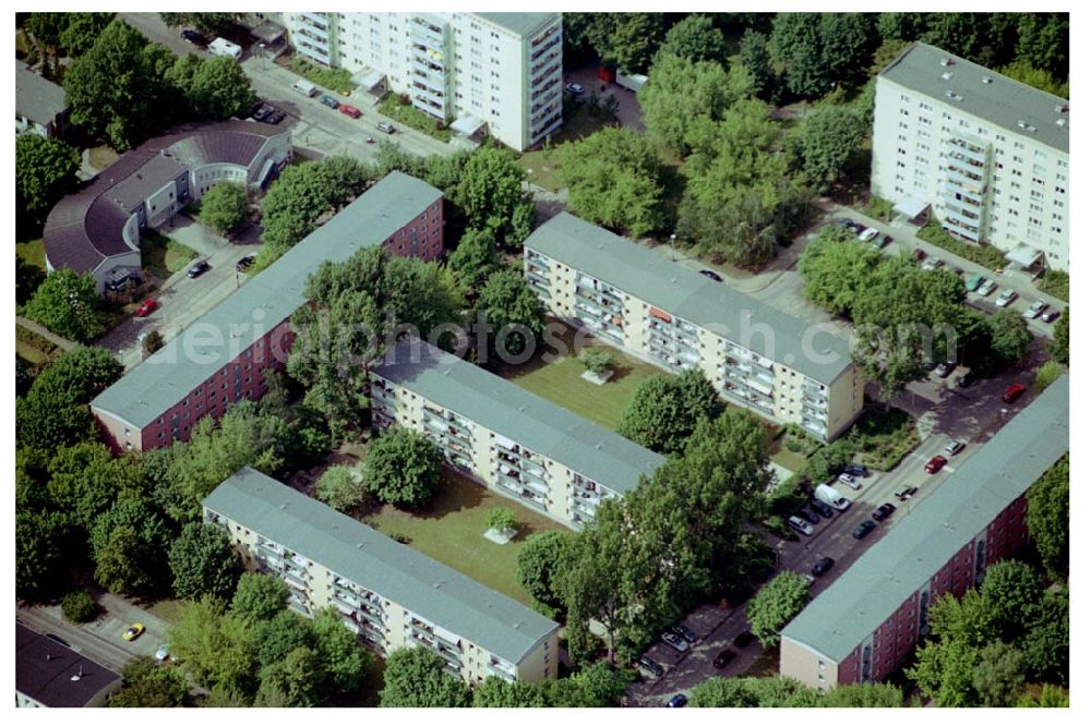 Berlin Lichtenberg from above - 30.05.2004 Berlin Lichtenberg, Blick auf die Gebäude der Moldaustraße 14-20/ 20-30, 10319 Berlin, der PRIMA Wohnbau Gesellschaft, PRIMA Wohnbauten Privatisierungs-Managemant GmbH Lichtenberg, Kurfürstendamm 32, 10719 Berlin, Tel.: 212497-0, Fax.: 2110170,