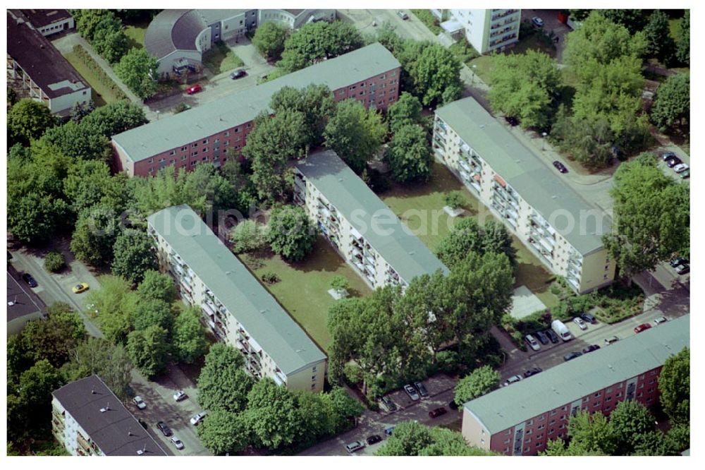 Berlin Lichtenberg from the bird's eye view: 30.05.2004 Berlin Lichtenberg, Blick auf die Gebäude der Moldaustraße 14-20/ 20-30, 10319 Berlin, der PRIMA Wohnbau Gesellschaft, PRIMA Wohnbauten Privatisierungs-Managemant GmbH Lichtenberg, Kurfürstendamm 32, 10719 Berlin, Tel.: 212497-0, Fax.: 2110170,