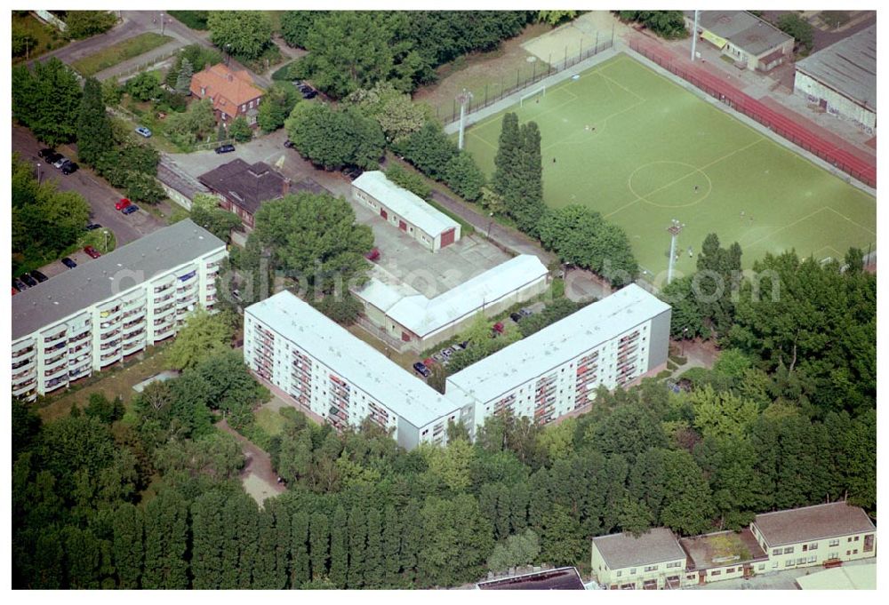 Berlin Lichtenberg from above - 31.05.2004 Berlin Lichtenberg, Blick auf die Gebäude der Huronseestraße 88-102, 10319 Berlin, der PRIMA Wohnbau Gesellschaft, PRIMA Wohnbauten Privatisierungs-Managemant GmbH Lichtenberg, Kurfürstendamm 32, 10719 Berlin, Tel.: 212497-0, Fax.: 2110170,