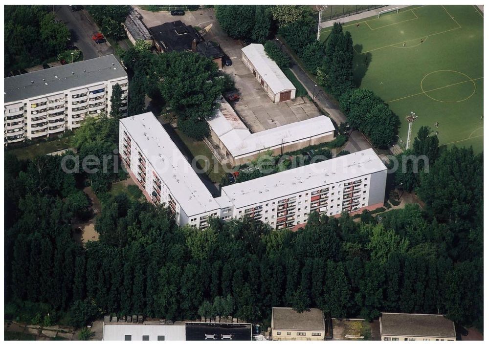 Berlin Lichtenberg from the bird's eye view: 31.05.2004 Berlin Lichtenberg, Blick auf die Gebäude der Huronseestraße 88-102, 10319 Berlin, der PRIMA Wohnbau Gesellschaft, PRIMA Wohnbauten Privatisierungs-Managemant GmbH Lichtenberg, Kurfürstendamm 32, 10719 Berlin, Tel.: 212497-0, Fax.: 2110170,